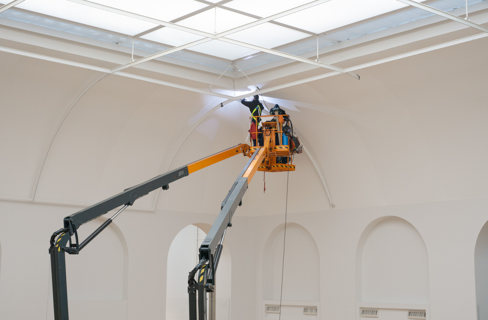 Opération en hauteur pour accrocher la structure qui soutient l'installation
