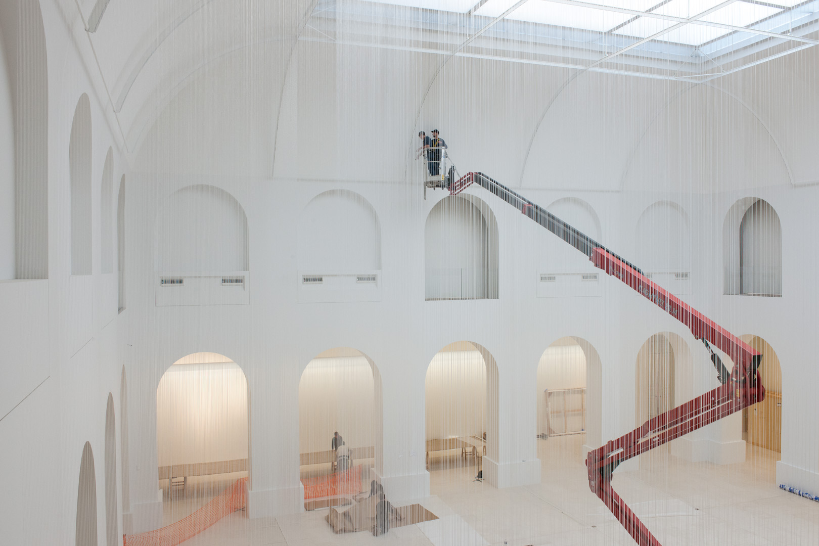 Opération en hauteur pour accrocher la structure qui soutient l'installation