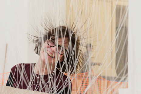 Susanna Fritscher et l'électricité statique produite par les fils