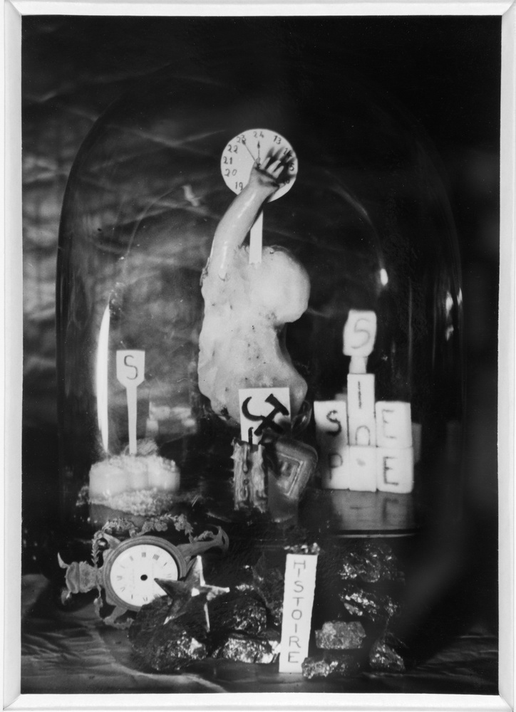 Cahun Objet sous globe de verre.jpg
